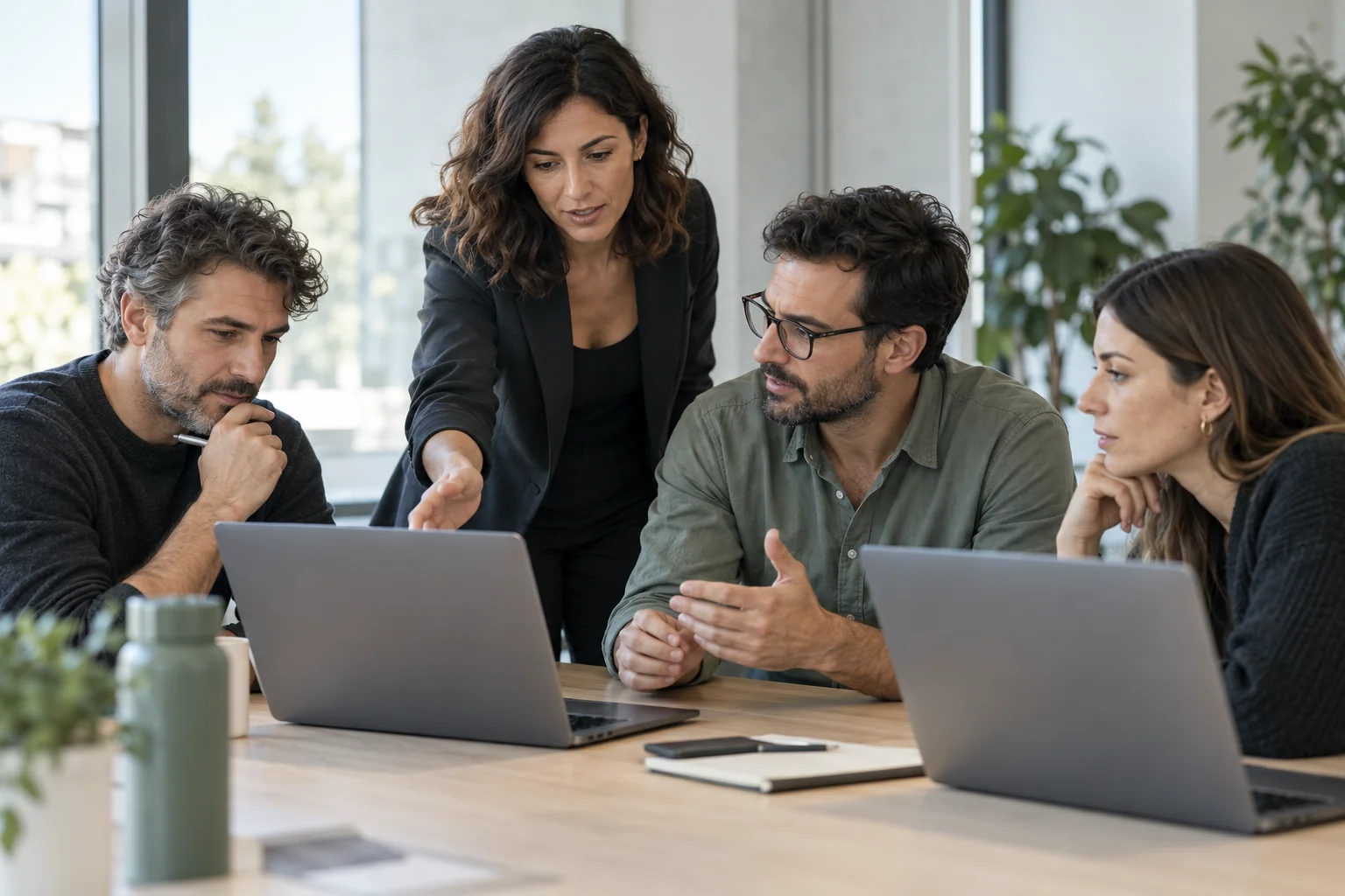 Professionisti durante un’esercitazione di formazione digitale, immagine illustrativa